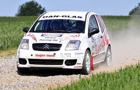 Grus og sten sprøjter fra hjulene, når Kristian Nymann og Allan Kjølhede drifter gennem svingene i deres Citroën C2.